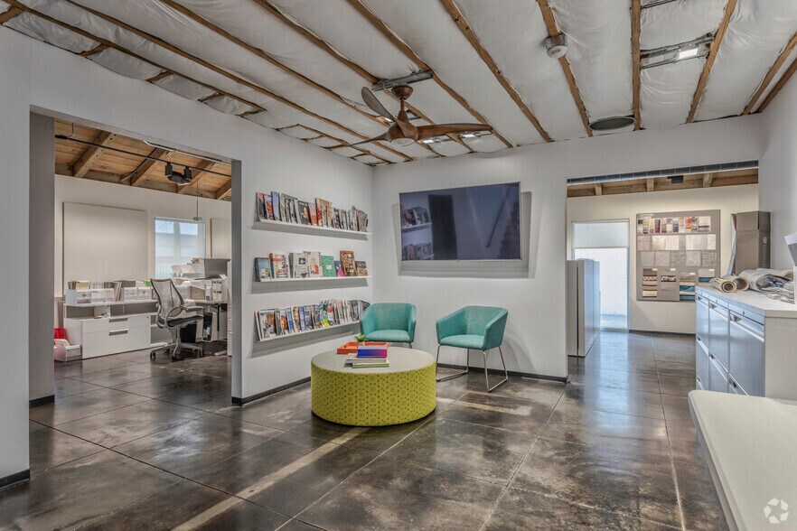 More Photos Of 11117 Shady Trl, Dallas Office For Sale