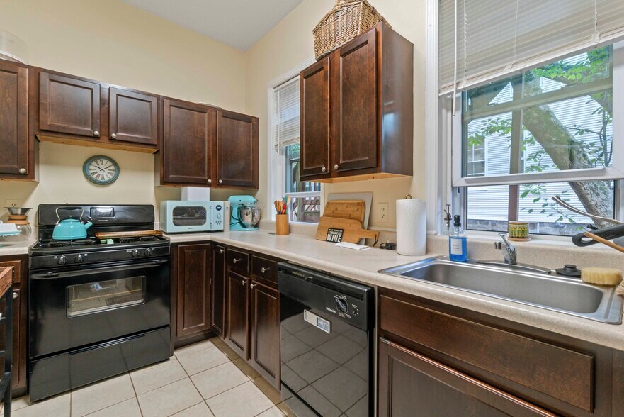 More Photos Of 5009 Roland Ave, Baltimore Multifamily For Sale