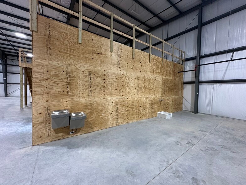 More Photos Of 138 Strathmore Rd, Summerville Distribution For Lease