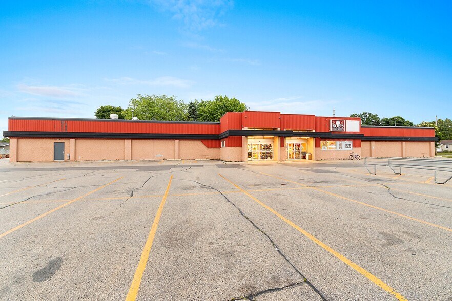 More Photos Of 2330 Menasha Ave, Manitowoc Supermarket For Sale