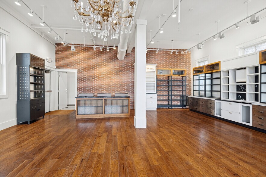 More Photos Of 4000 Magazine St, New Orleans General Retail For Lease