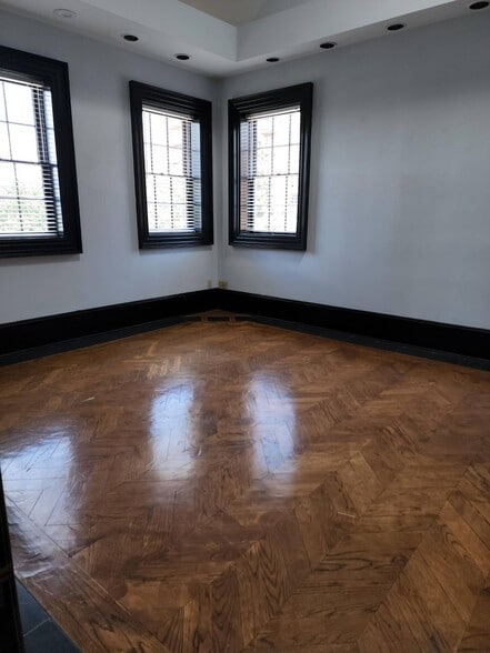 More Photos Of 3155 Roswell Rd NE, Atlanta Office For Sale