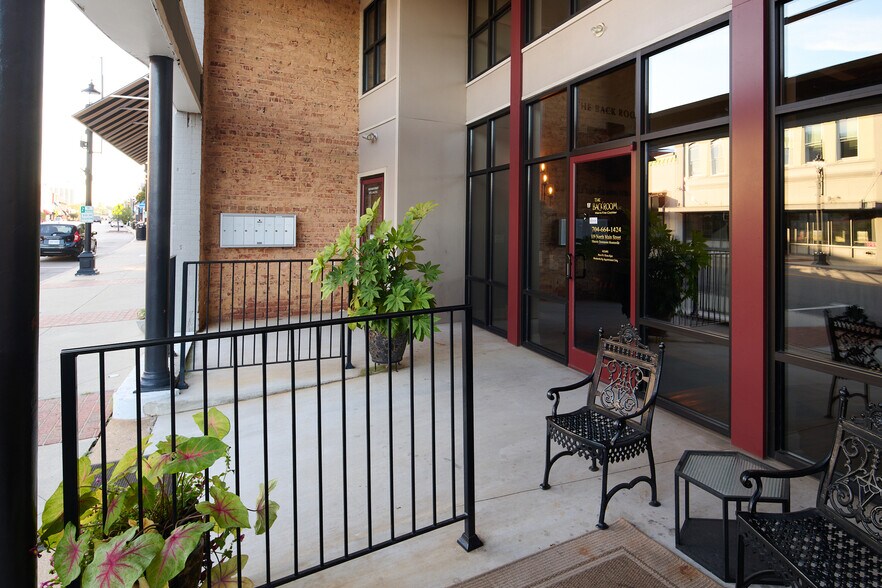 More Photos Of 119 N Main St, Mooresville Storefront Retail Office For Lease