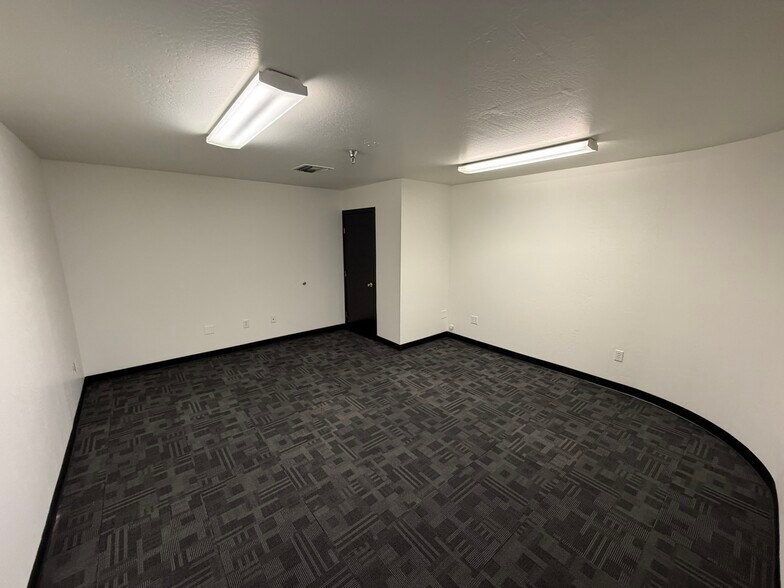 More Photos Of 6532 W Flint St, Chandler Warehouse For Lease