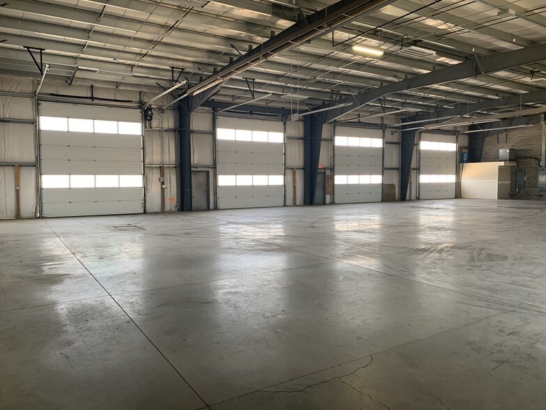 More Photos Of 14 Burnt Valley Ave, Red Deer County Service For Lease