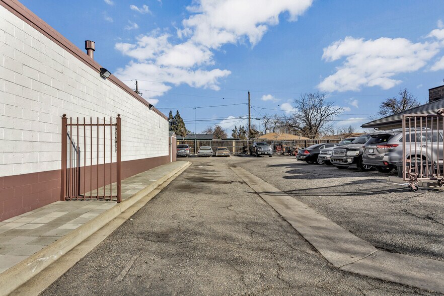 More Photos Of 770 Dayton St, Aurora Flex For Lease