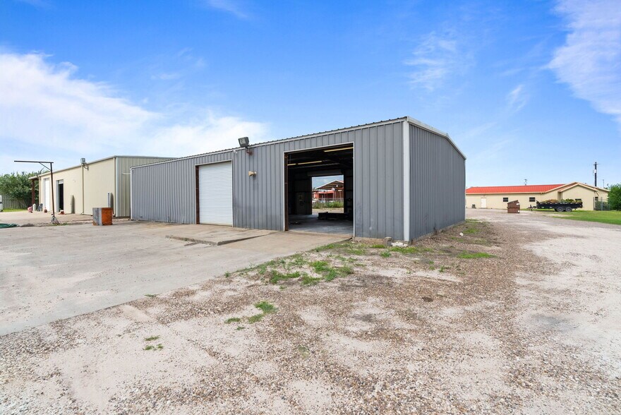 More Photos Of 2404 N US Highway 281, Alice Flex For Lease