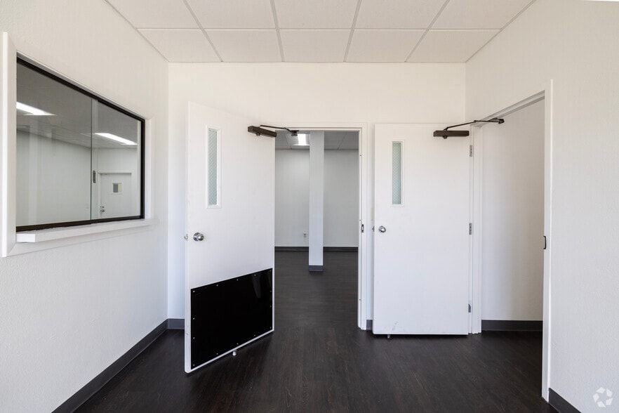 More Photos Of 6708 Harney Rd, Tampa Distribution For Lease