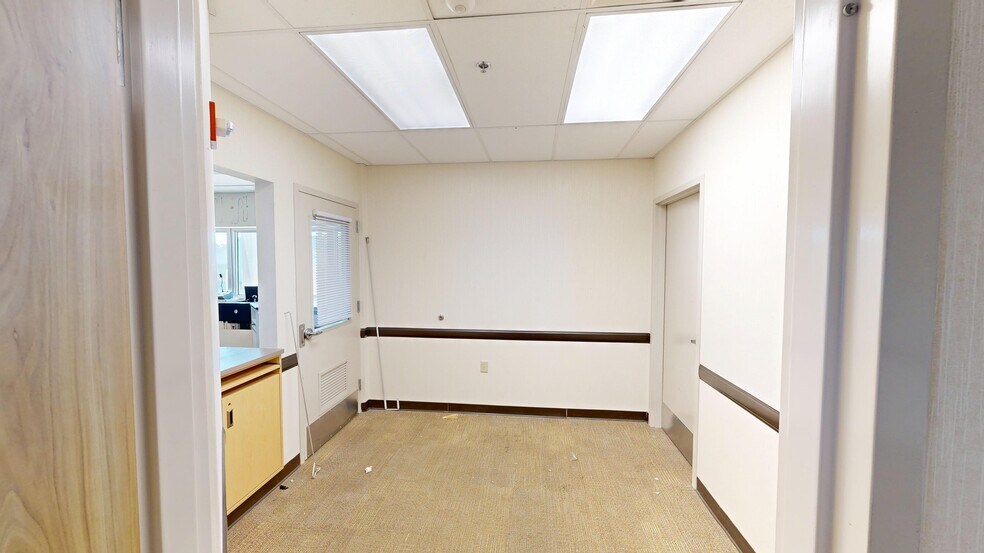 More Photos Of 14941 South Ave, Columbiana General Retail For Sale