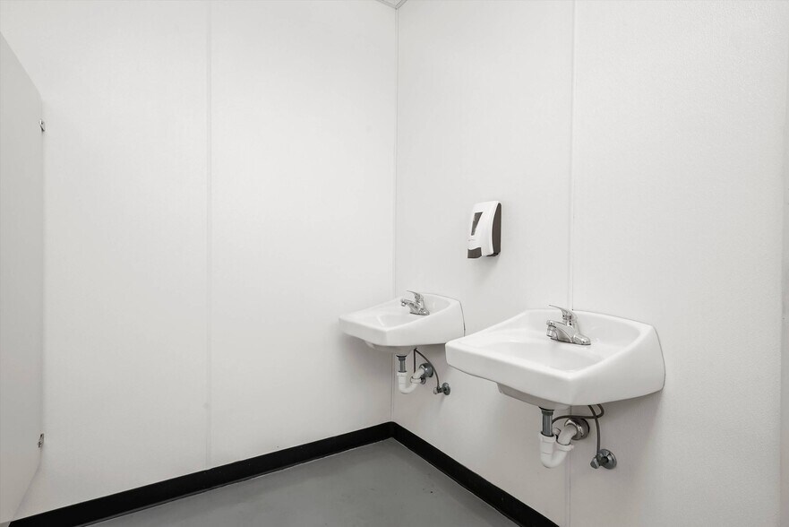 More Photos Of 526 N Western Ave, Chicago Manufacturing For Sale