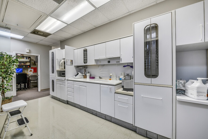 More Photos Of 2401 Parkwood Ave, Friendswood Office For Sale