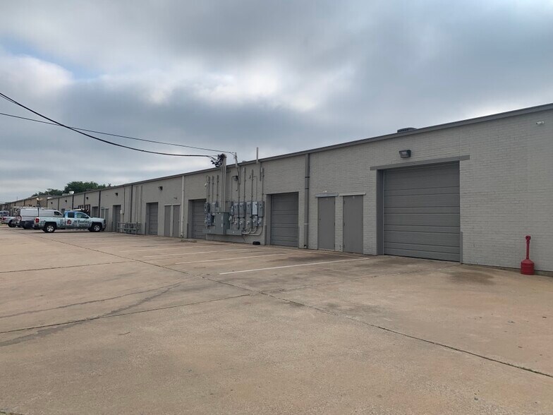 More Photos Of 705 K Ave, Plano Flex For Sale