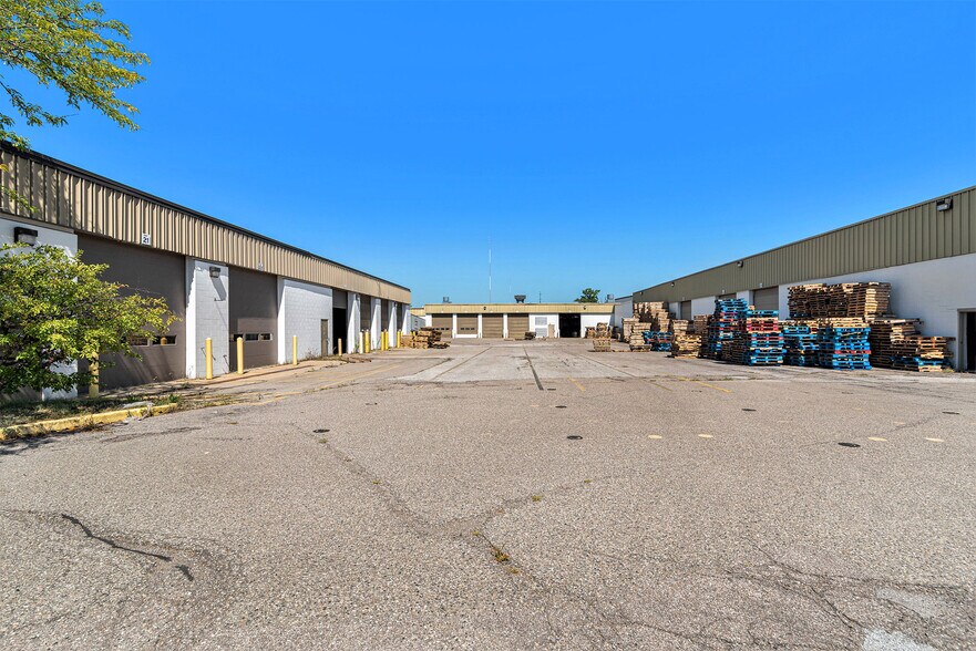 More Photos Of 3302 Kent St, Flint Distribution For Lease