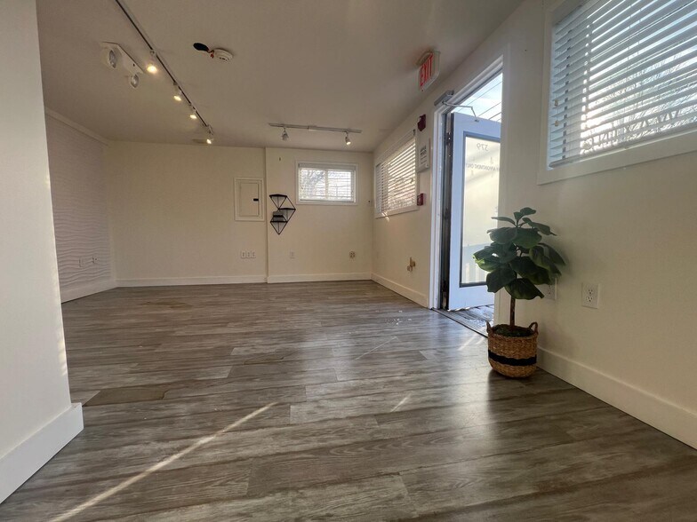More Photos Of 379 Sconticut Neck Rd, Fairhaven Storefront Retail Office For Lease