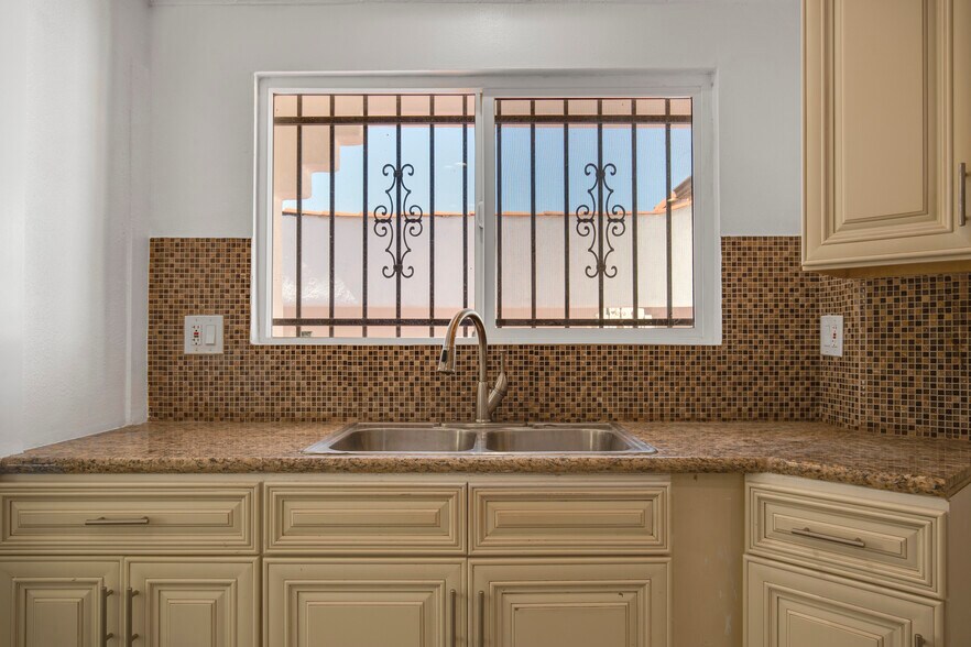 More Photos Of 520 W 82nd St, Los Angeles Apartments For Sale