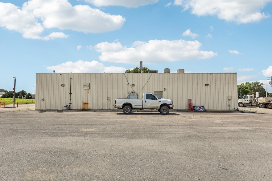 More Photos Of 402 W Johnson St, Pocahontas Flex For Sale