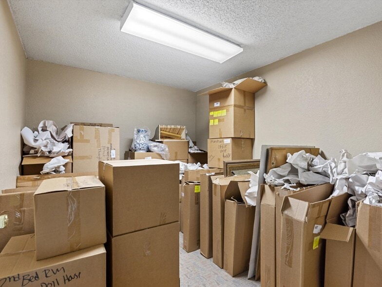 More Photos Of 102 S Main St, Cleburne Office For Sale