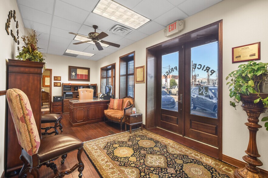 More Photos Of 101 Simonton St, Conroe Loft Creative Space For Lease