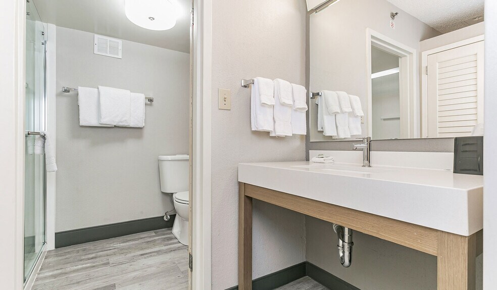 More Photos Of 1917 Coliseum Dr, Hampton Hotel For Sale