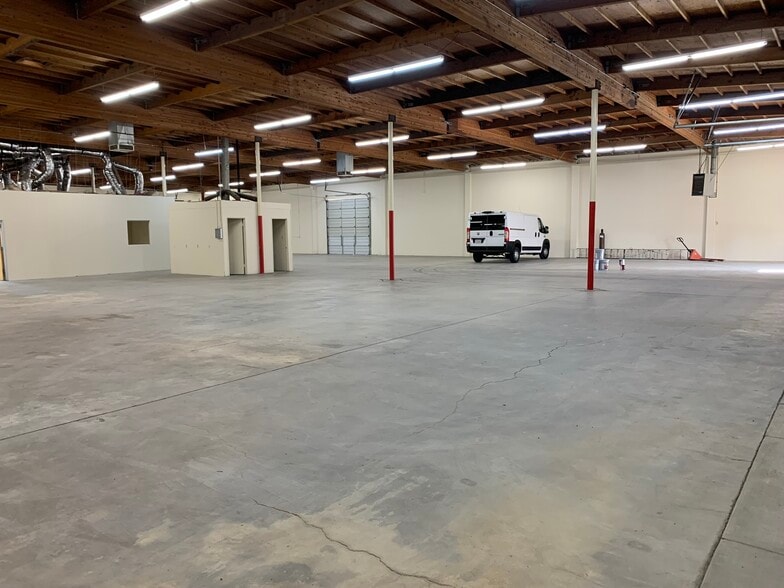 More Photos Of 15044-15054 Keswick St, Van Nuys Warehouse For Lease