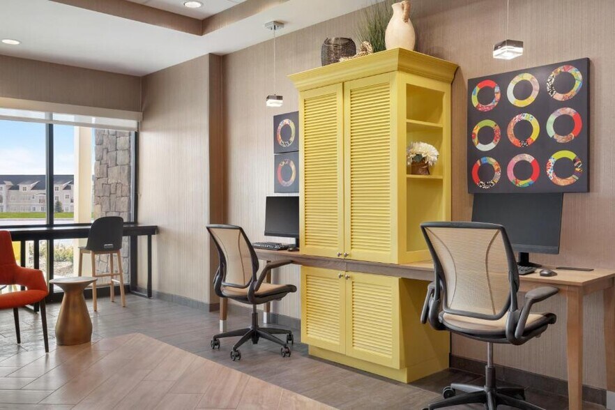 More Photos Of 400 Bellwood Dr, Rochester Hotel For Sale