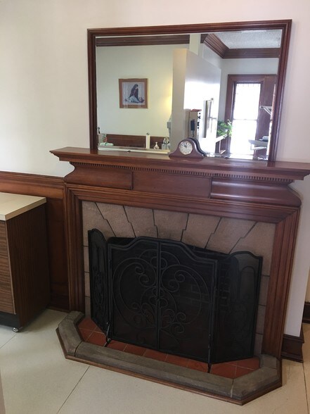 More Photos Of 19 Woodland St, Hartford Office For Sale