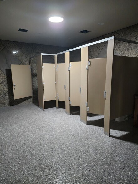 More Photos Of 356 E Avenue K6 Ave, Lancaster Showroom For Lease