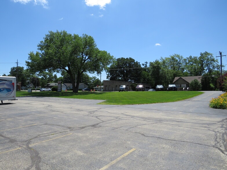 More Photos Of 113-137 W Wapella St, Minooka General Retail For Lease