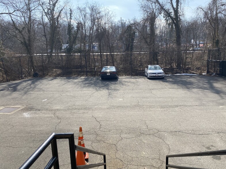 More Photos Of 5505 Vine St, Alexandria Warehouse For Lease