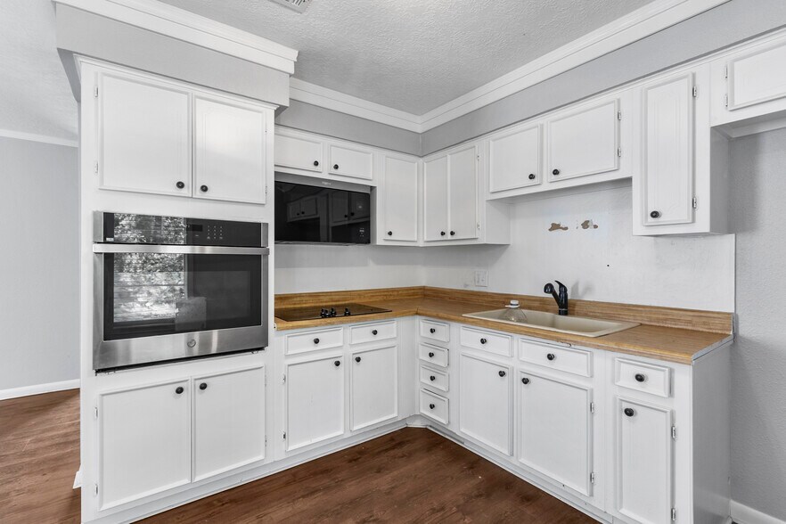 More Photos Of 13040 Highway 105 E, Conroe Industrial For Sale