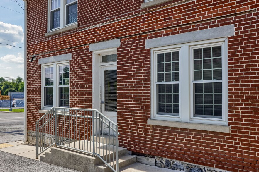 Primary Photo Of 135 Rothsville Station Rd, Lititz Office Residential For Lease