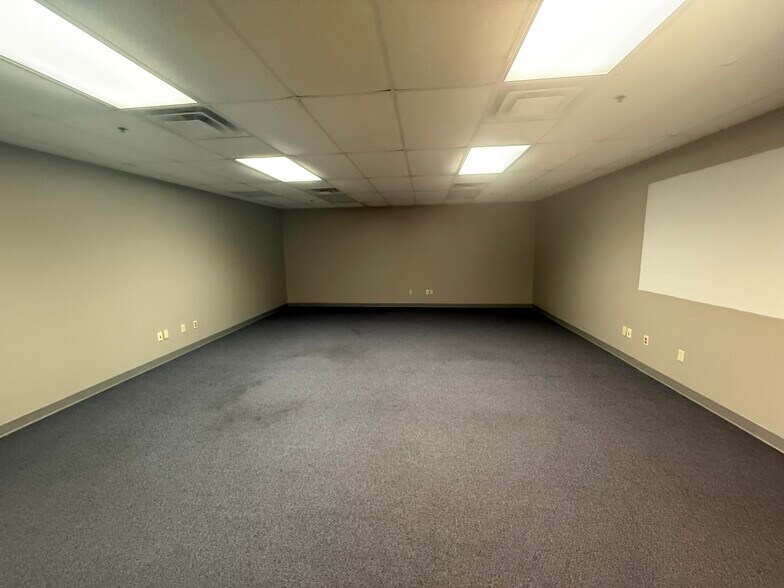 More Photos Of 26378 289th Pl, Adel Manufacturing For Lease