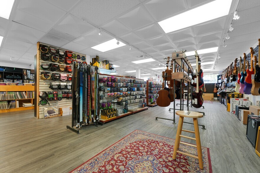 More Photos Of 1333-1335 Johnston Rd, White Rock Storefront For Sale