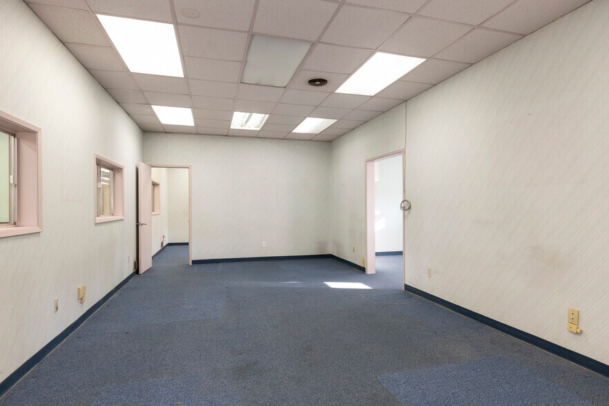 More Photos Of 4400 24th Ave W, Seattle Manufacturing For Sale