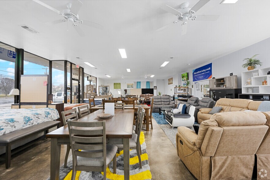 More Photos Of 910 S Cedar Ridge Dr, Duncanville Freestanding For Sale