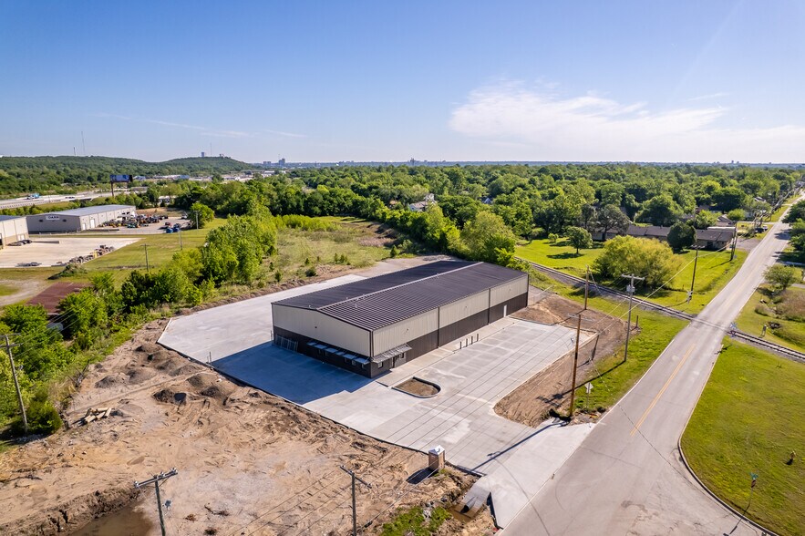 More Photos Of 3801 W 51st St, Tulsa Warehouse For Lease