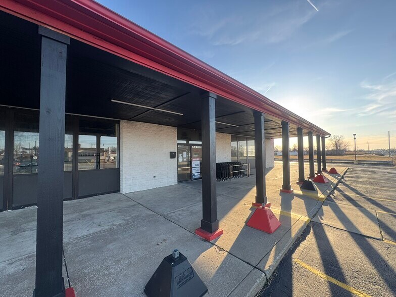 More Photos Of 13425 Snow Rd, Brook Park Freestanding For Lease