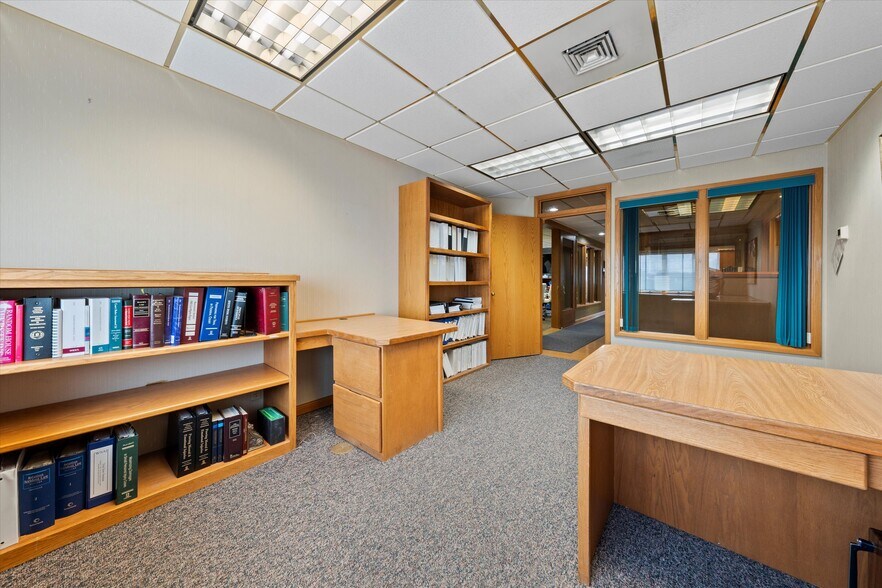 More Photos Of 100 E Broadway Ave, Moses Lake Office For Sale