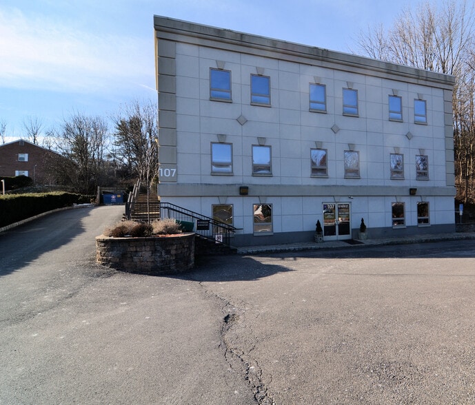 More Photos Of 107 W Main St, Clinton Office For Lease