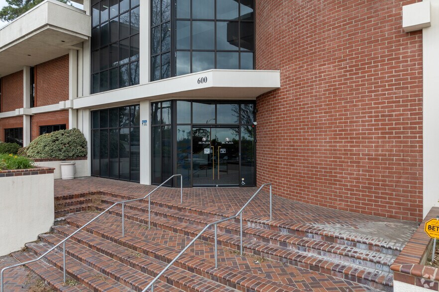 More Photos Of 600 N Rosemead Blvd, Pasadena Office For Sale