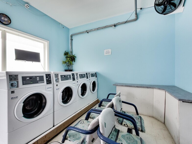 More Photos Of 443 Wentworth St N, Hamilton Storefront Retail Residential For Sale