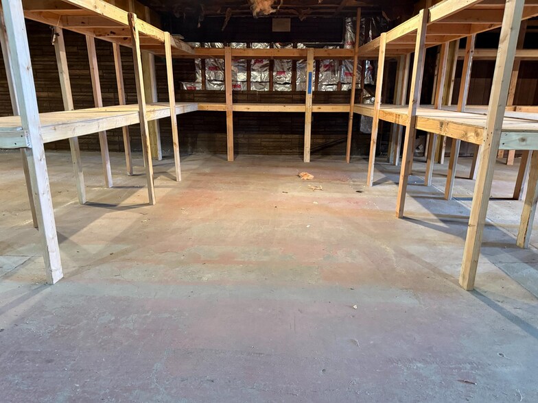 More Photos Of 64 E Washington Ave, Pleasantville Warehouse For Lease