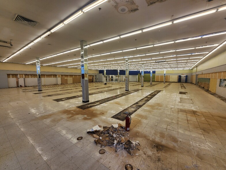 More Photos Of 1140 Willis Ave, Albertson General Retail For Sale