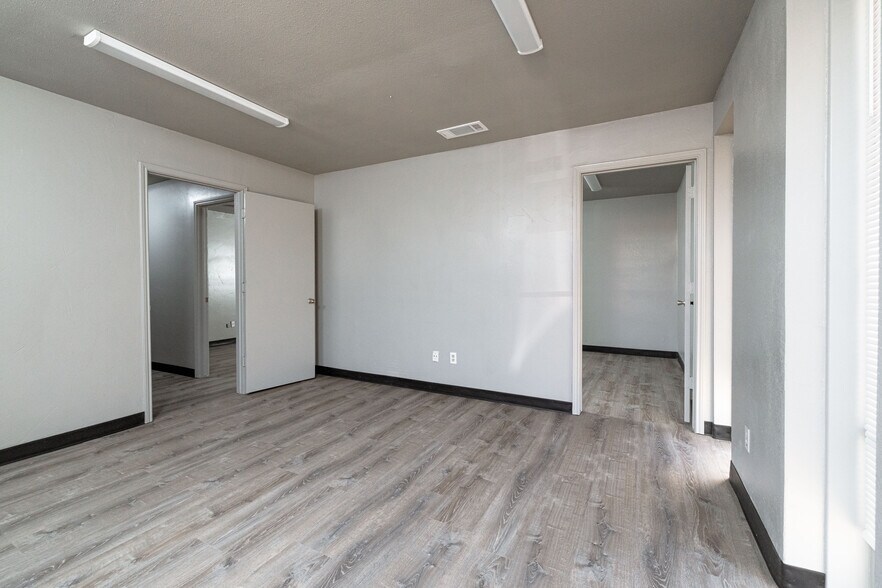 More Photos Of 4404-4412 Glenview Dr, Haltom City Warehouse For Lease