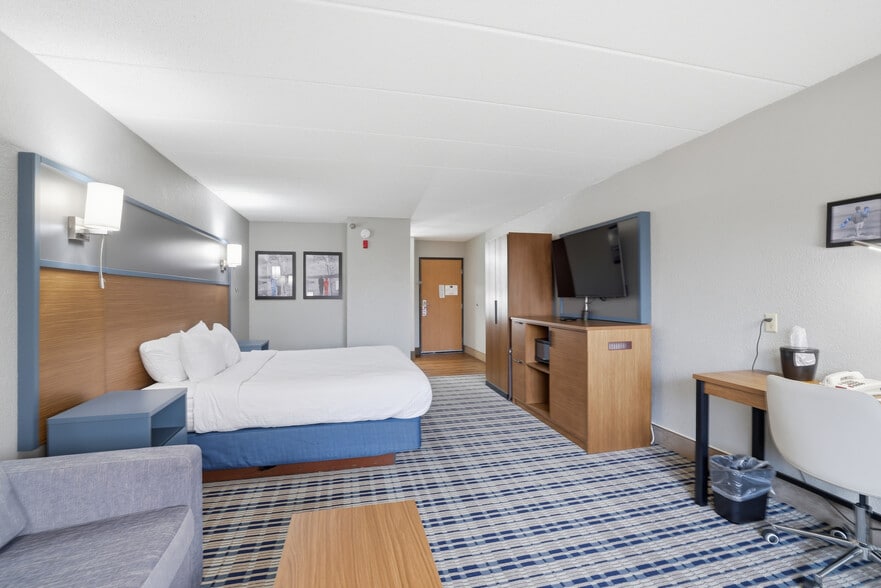 More Photos Of 4675 White Bear Pky, White Bear Lake Hotel For Sale