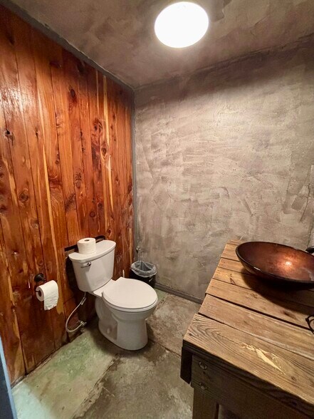 More Photos Of 132 W Broadway St, Lexington Freestanding For Sale