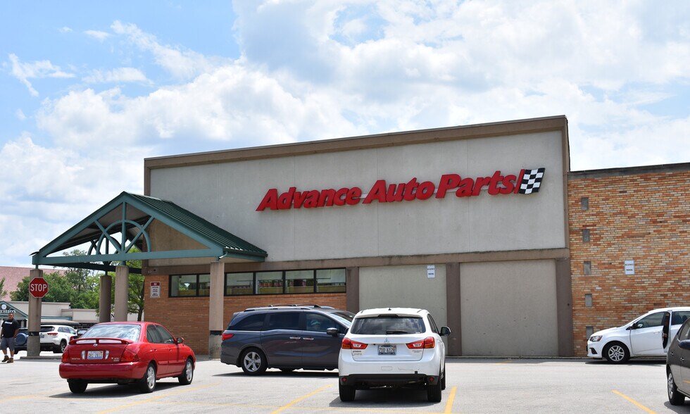 More Photos Of 1901-1975 Cherry Ln, Northbrook General Retail For Sale