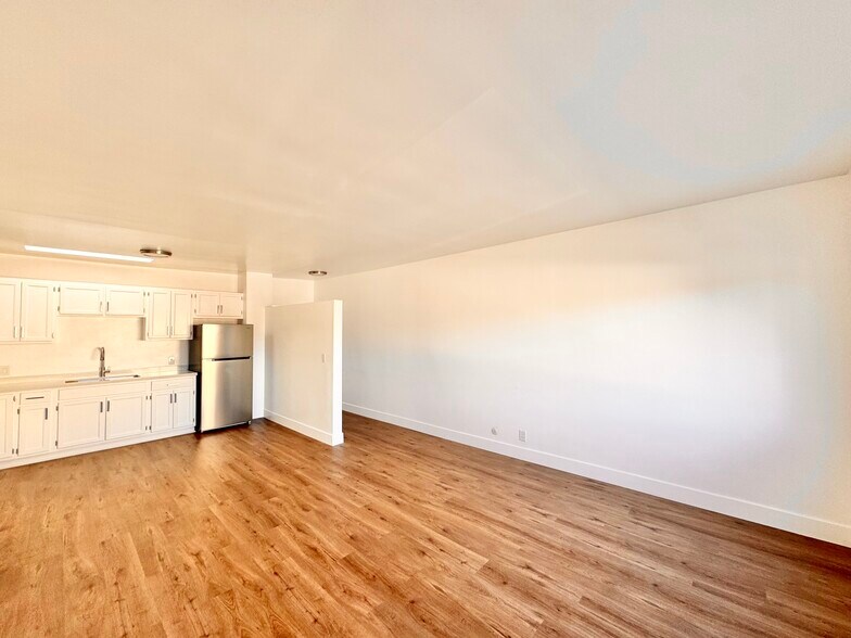 More Photos Of 2718 S Cochran Ave, Los Angeles Apartments For Sale