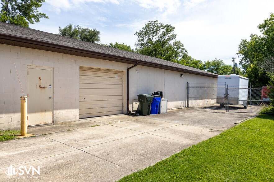More Photos Of 881 Newtown Pike, Lexington Flex For Lease