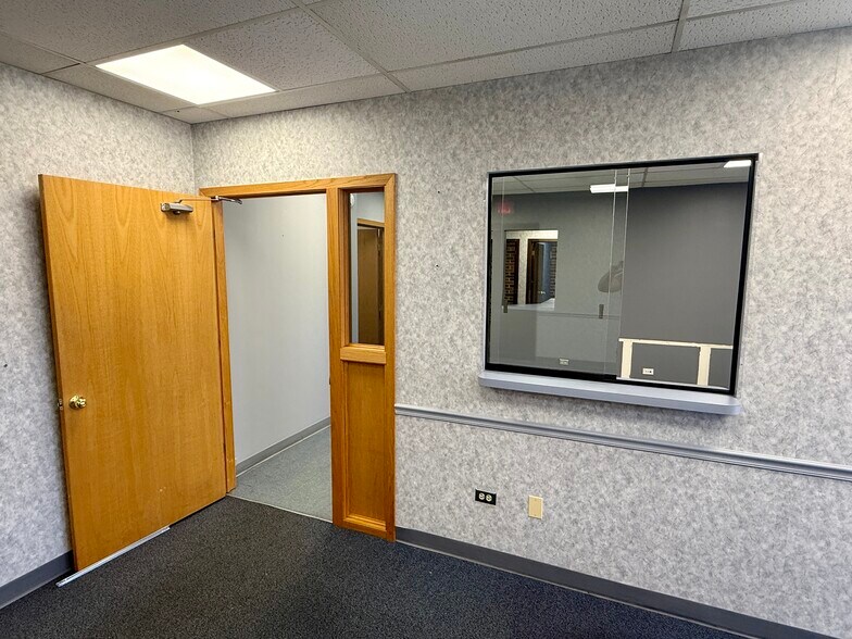 More Photos Of 7800 W College Dr, Palos Heights Office For Sale